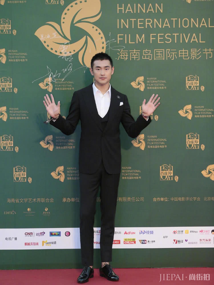 尼古拉斯凯奇大变样,一脸胡子穿西装,成全场焦点