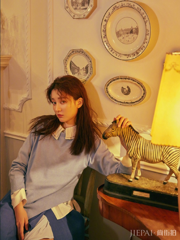 乔欣一身邻家女孩装，这个人看起来清纯了很多