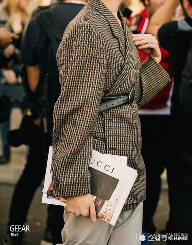 营造高级感关键在于选对色调和配饰 穿出高级感的4个搭配法则