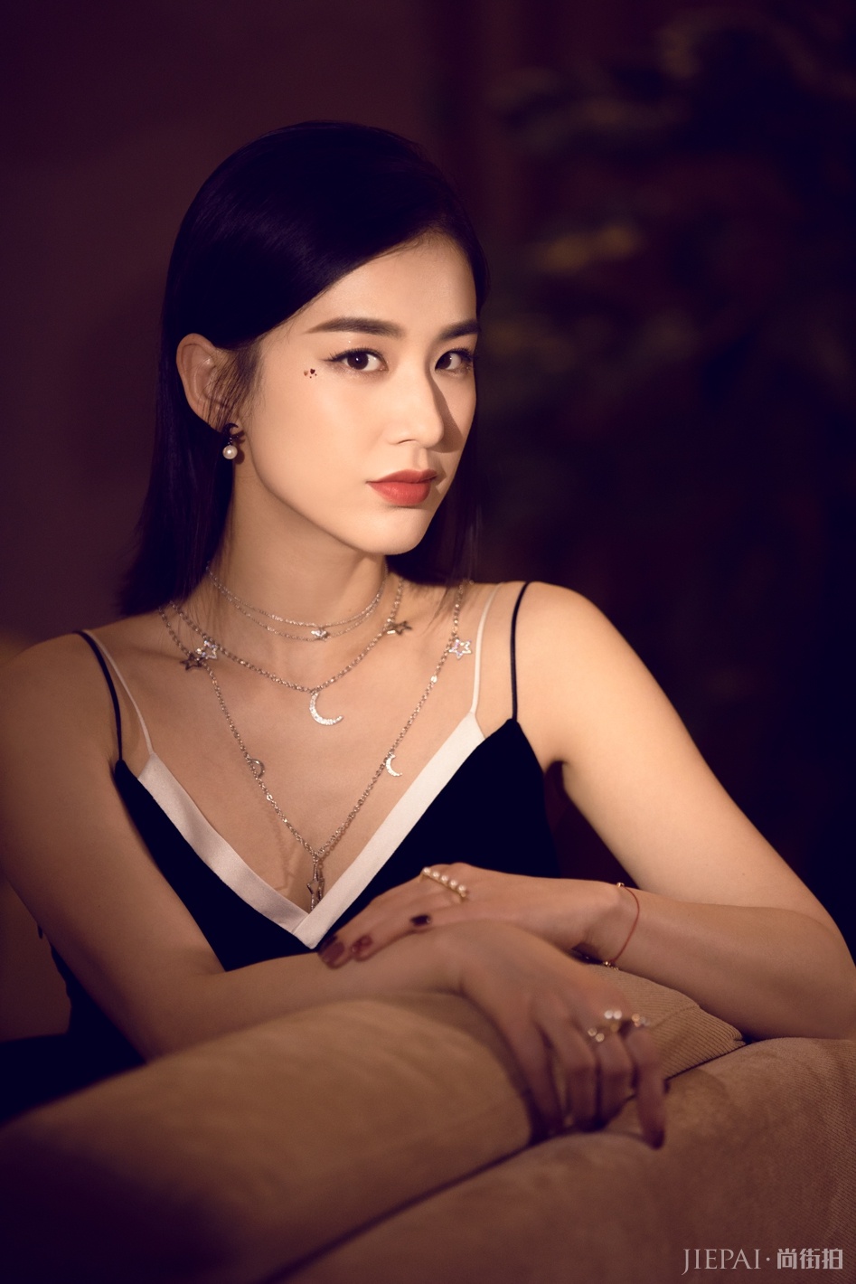 黄圣依拍写真 桃心妆可爱俏皮