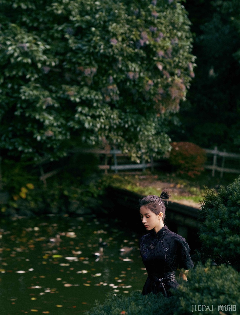 王子文出席活动 穿中国风刺绣立领连衣裙优雅大方