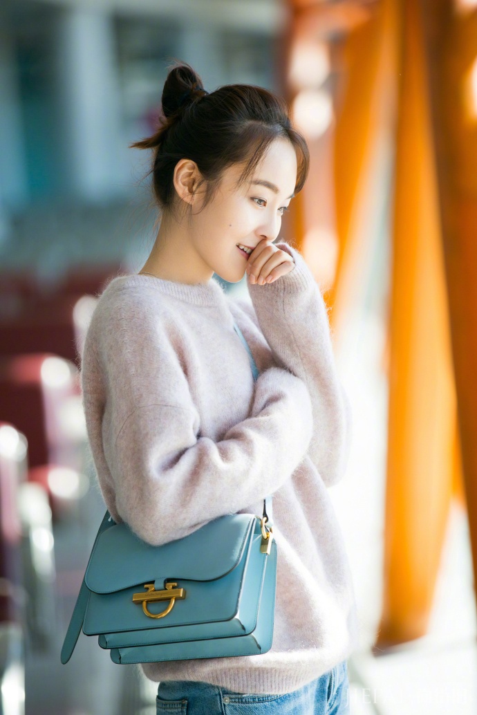 张佳宁笑容式美人“杀手”!透视纱网+拖地长裙,这才叫仙女