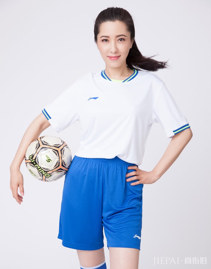 曾黎中间紧成“水杯”,下面却像半开的“雨伞”