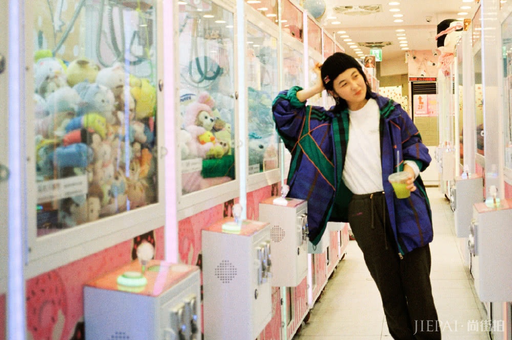 张子枫扎丸子头,换双高跟鞋秒变女神,美到了骨子里了。