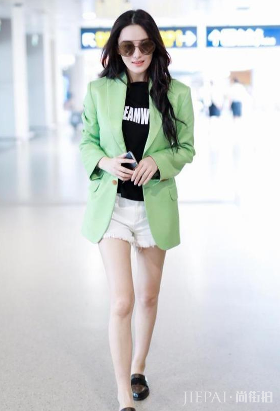 张馨予婚后初现机场,纤纤细腿日常时装大秀
