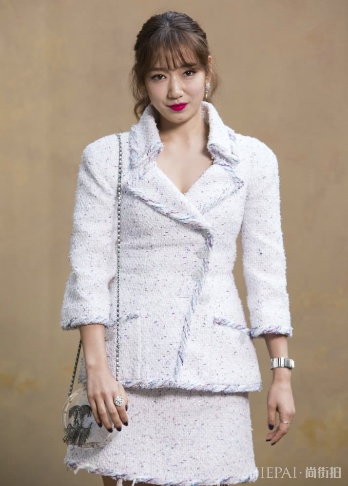 朴信惠这造型真是没眼看了,显胖20斤不止还矮了10厘米,醉了