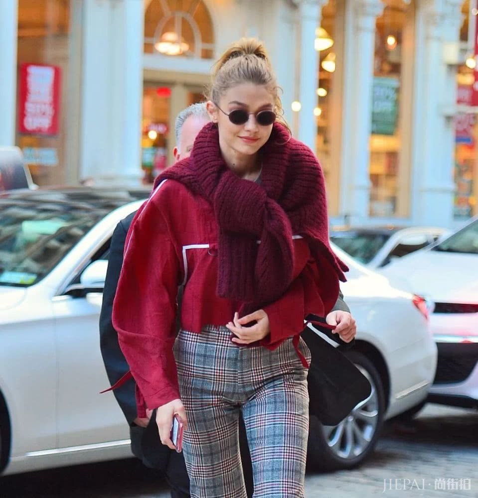 欧美街拍 新年穿红色既能喜庆又很时髦