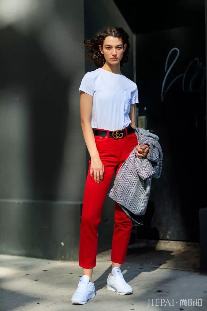 听说最近红白棉袄裹红大衣火了?