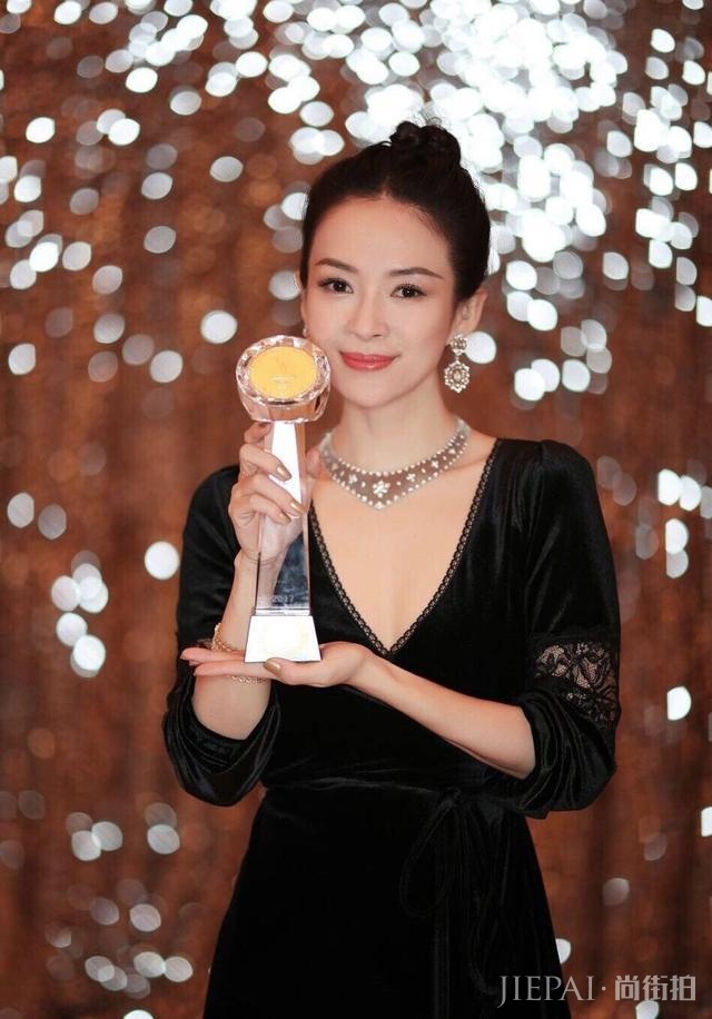 章子怡一袭亮片裙高调走红毯,发型选对美太多!未修图比精修图美