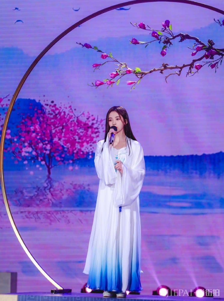 鞠婧祎参加《快乐大本营》,穿绿色百褶裙甜美又仙气,少女感爆棚
