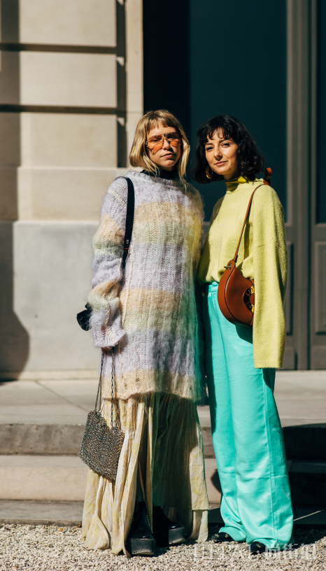 浅色毛衣怎么搭配外套 属于明亮色调的针织魔法