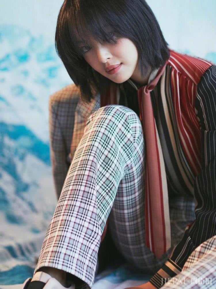 辛芷蕾烟熏妆还弄几根刘海，头一仰画面太辣眼了