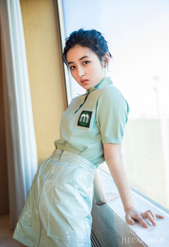 张子枫扎丸子头,换双高跟鞋秒变女神,美到了骨子里了。