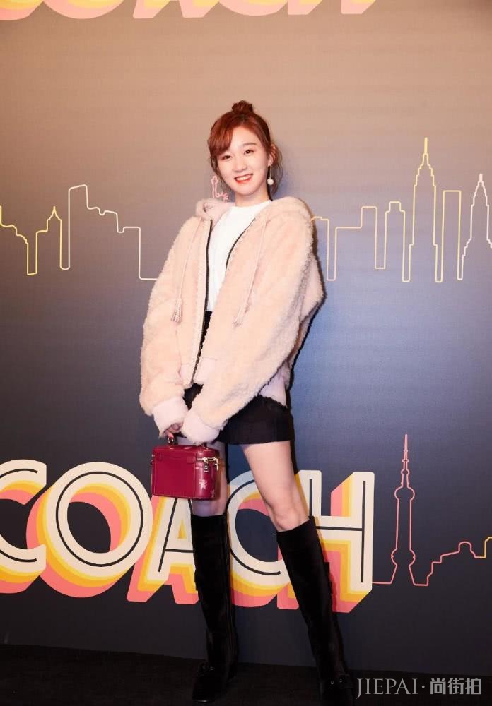 被《创造101》淘汰,机场却获众人簇拥,打扮减龄一笑超可爱