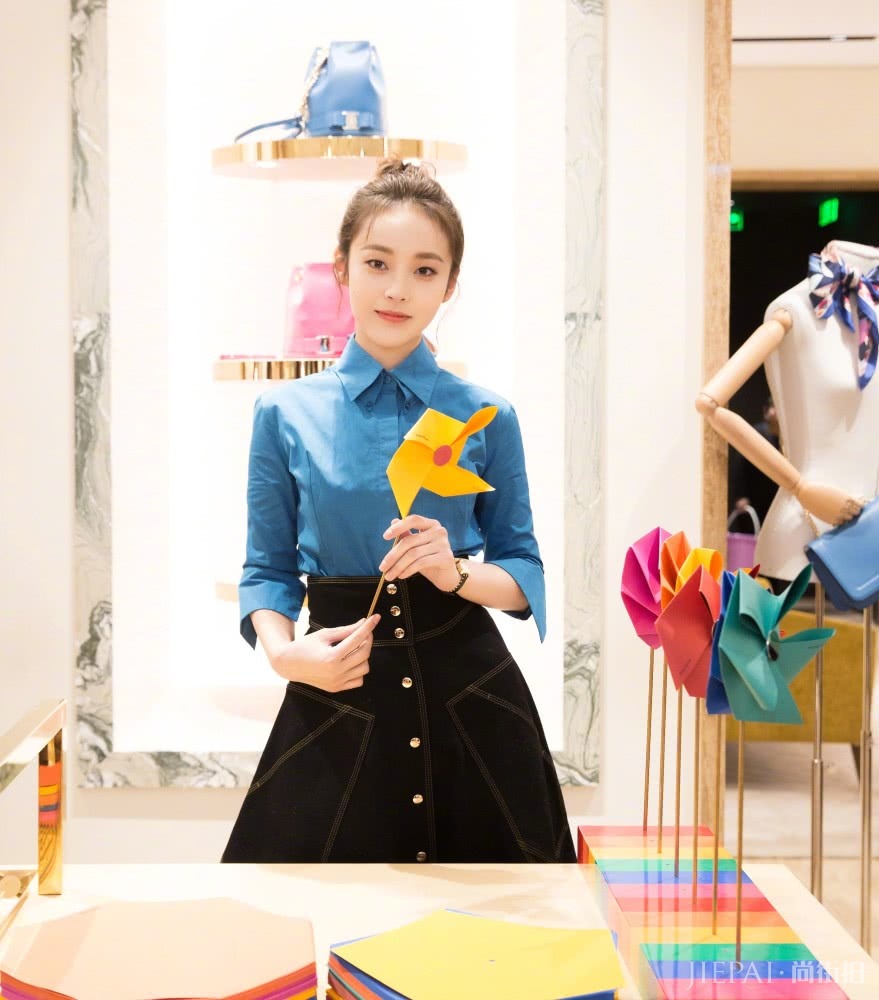 张佳宁扎丸子头再搭配蓝色衬衣,可爱又俏皮
