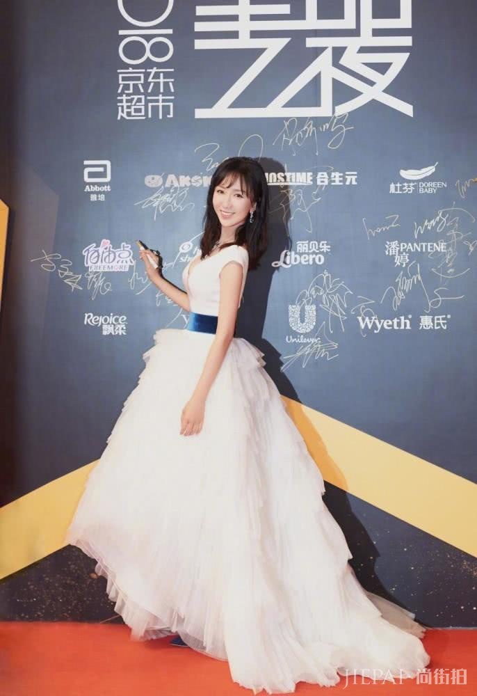 娄艺潇西装裙大秀美腿,灵感来自“渔网”?