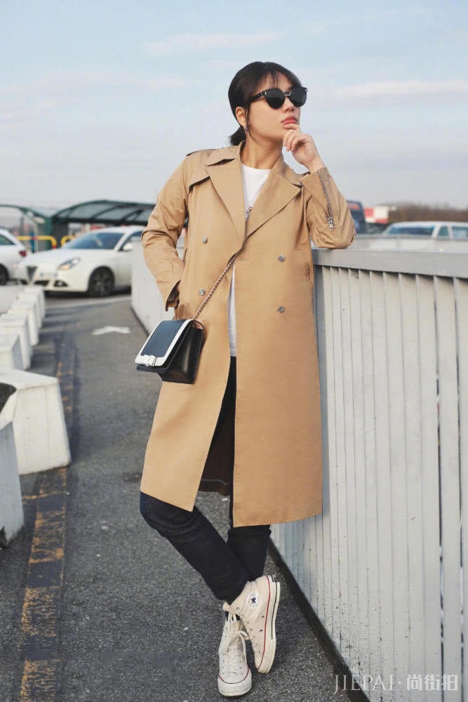 牛角扣大衣配什么裤子?马思纯搭配直筒裤温柔又时髦,真漂亮