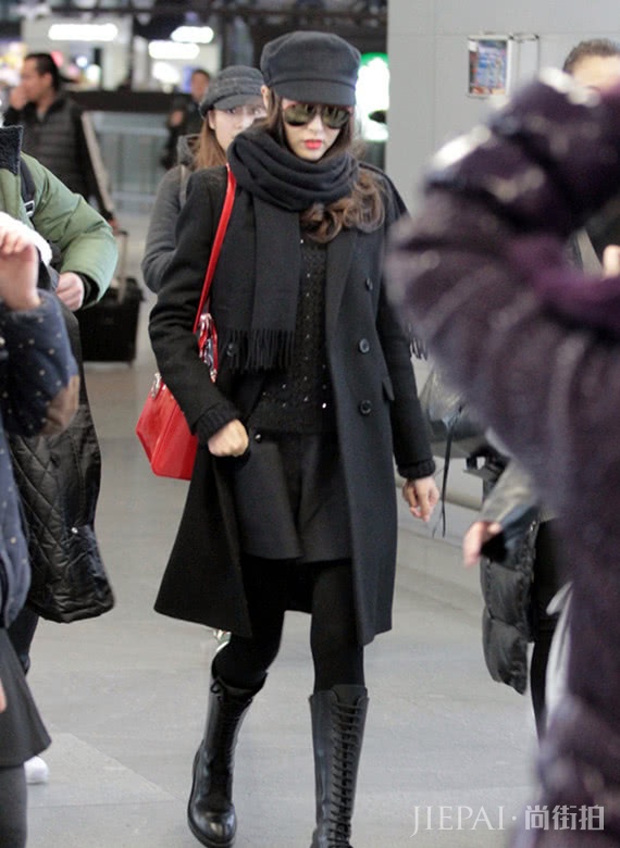 黑色大衣搭配围巾,让你造型不再沉闷,穿出冬日时尚魅力
