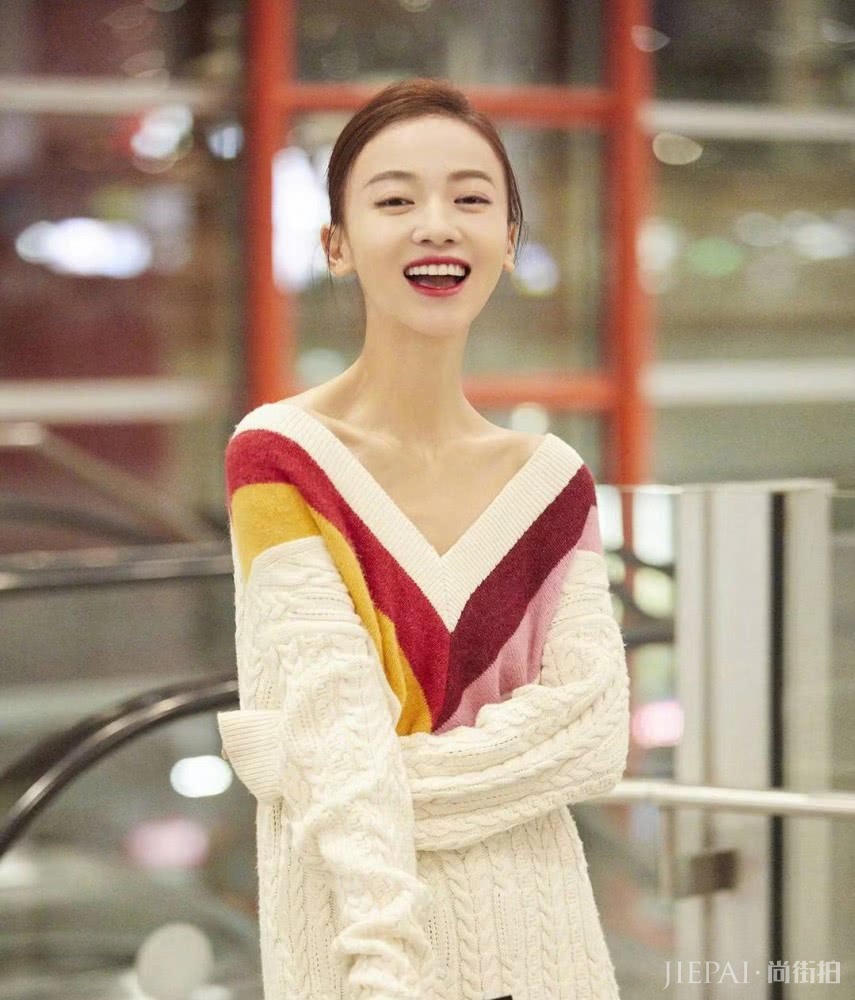 吴谨言再次穿V领针织衫,稍微换个款式就美了不止一点点!
