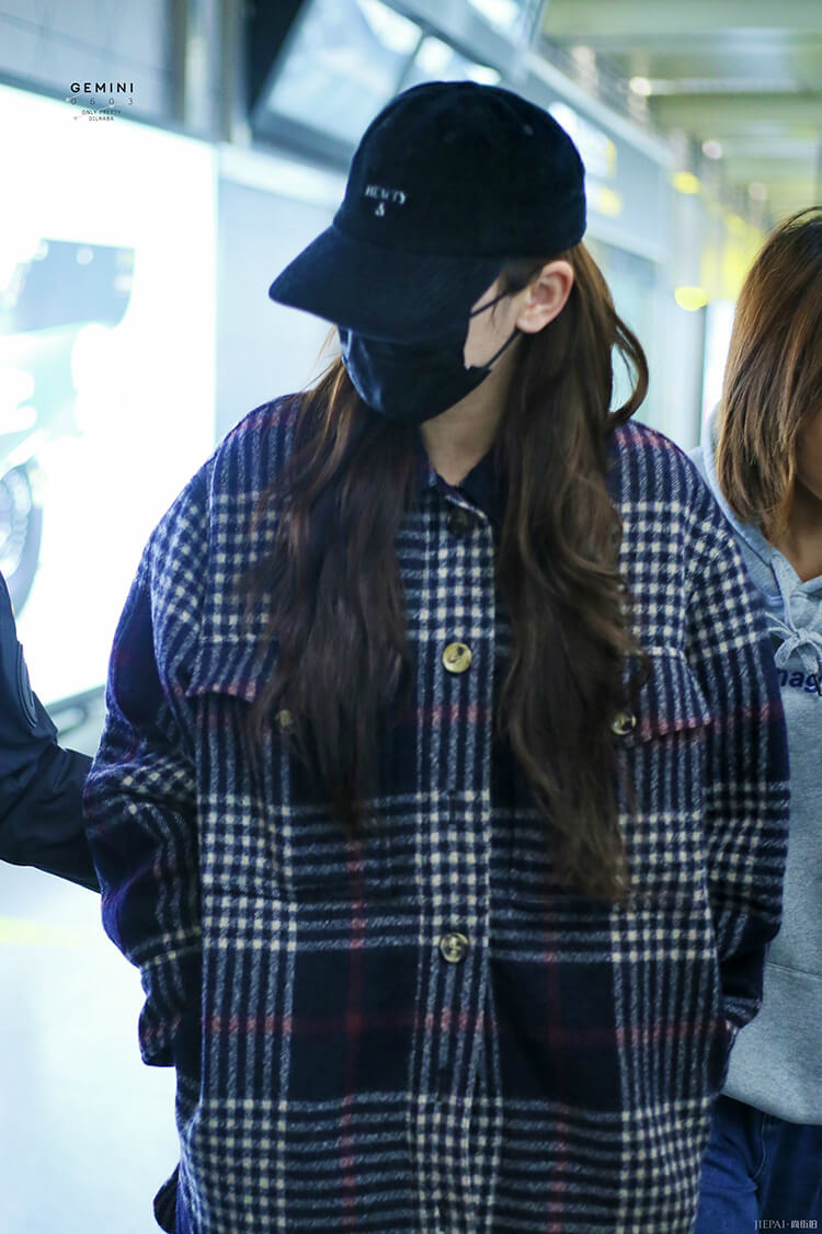 迪丽热巴穿7千多的男款格纹衬衫走机场,却被吐槽没有腰