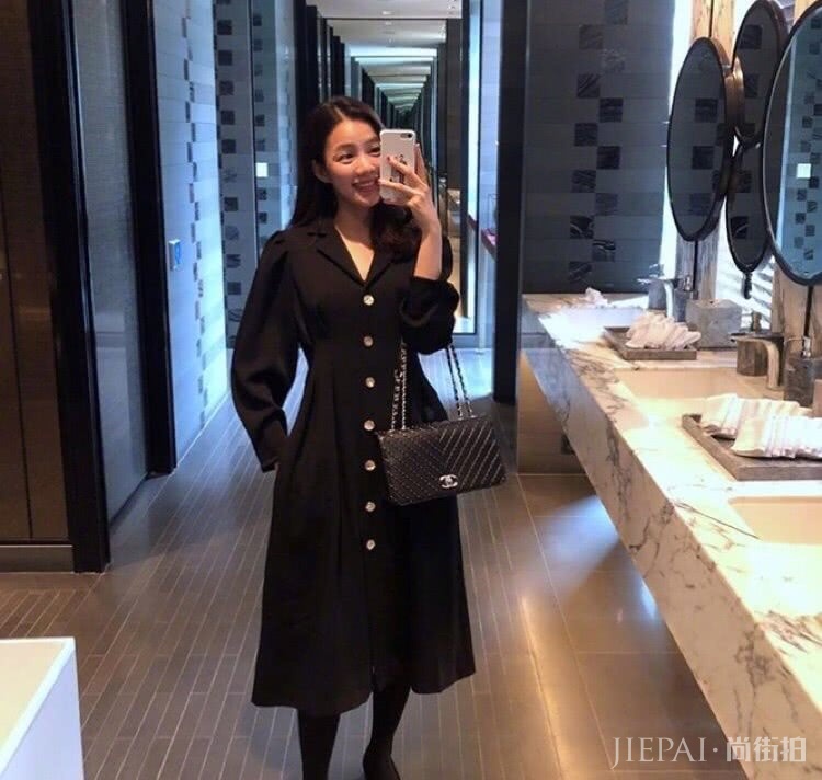 大衣+裙装，搭出冬季优雅俏皮职场气质风格