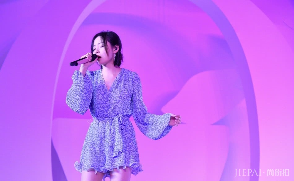 张靓颖新发型真减龄,短发扎成半马尾,穿碎花裙秒变少女