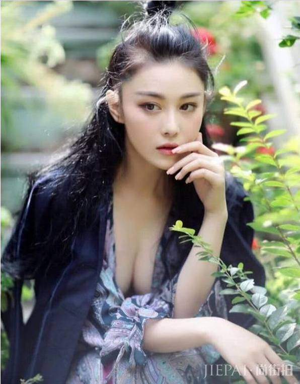 张馨予婚后初现机场,纤纤细腿日常时装大秀