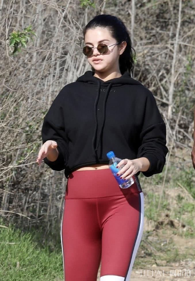 赛琳娜又穿运动衣秀小蛮腰啦