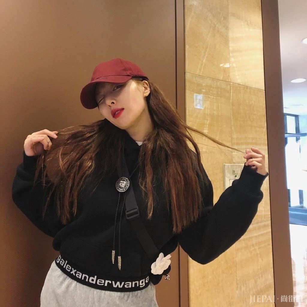 韩国知名歌手金泫雅,腰间别朵小白花,充满了Swag!