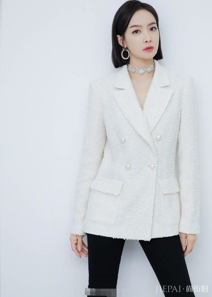 宋茜筷子腿大脚要穿42码的鞋吧!