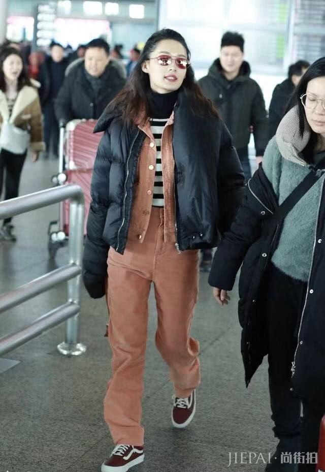 李沁灯芯绒套装走机场，三层叠穿很保暖，这才是赶飞机的样子