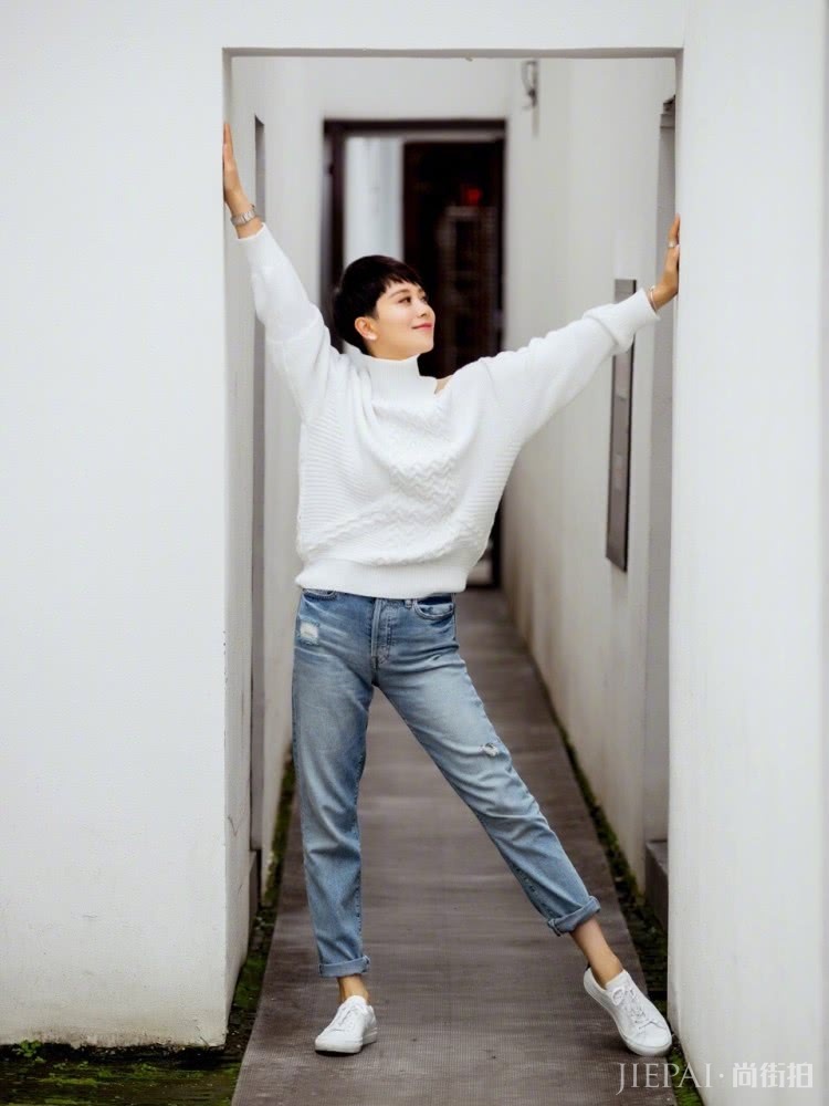 海清穿白色印花长裙 时尚又优雅