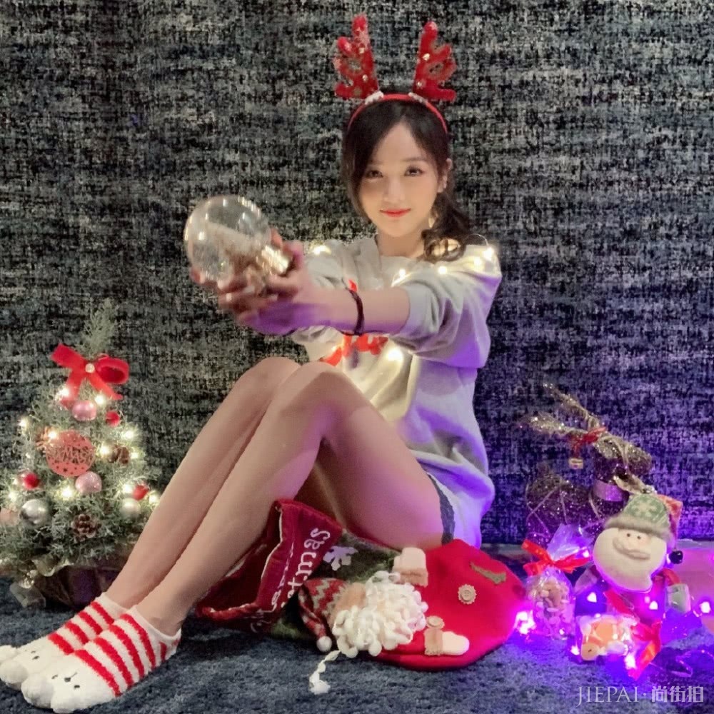 吴宣仪穿灰色卫衣秀大长腿，越来越时尚