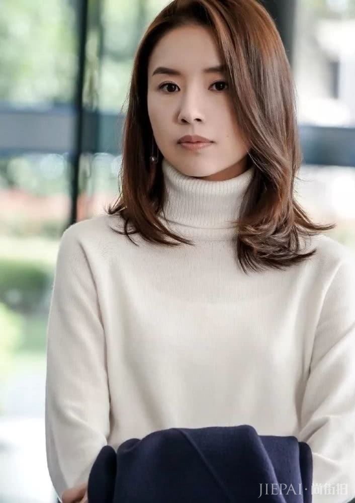 化身职场精英的董洁，靠什么秘籍保持自己不变的年轻美肌？