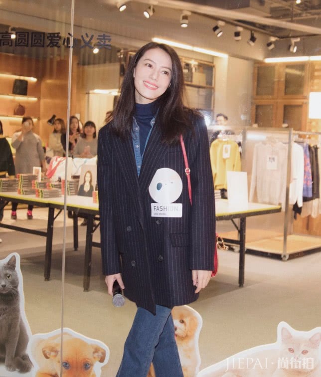 高圆圆hold住蜡笔高跟鞋，年轻不止十岁！