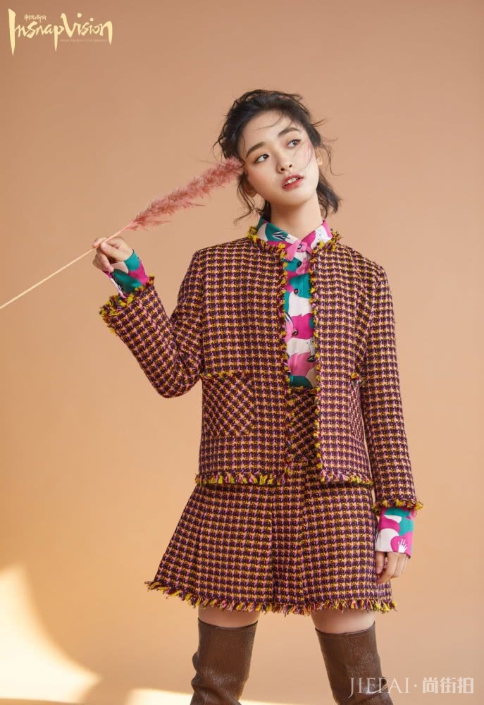 沈月丸子头搭配格纹套装 搭出了俏皮少女感