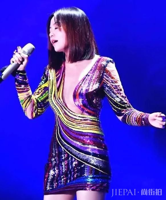 张靓颖舞台上放飞自我,超短皮裤,火辣的不敢看!