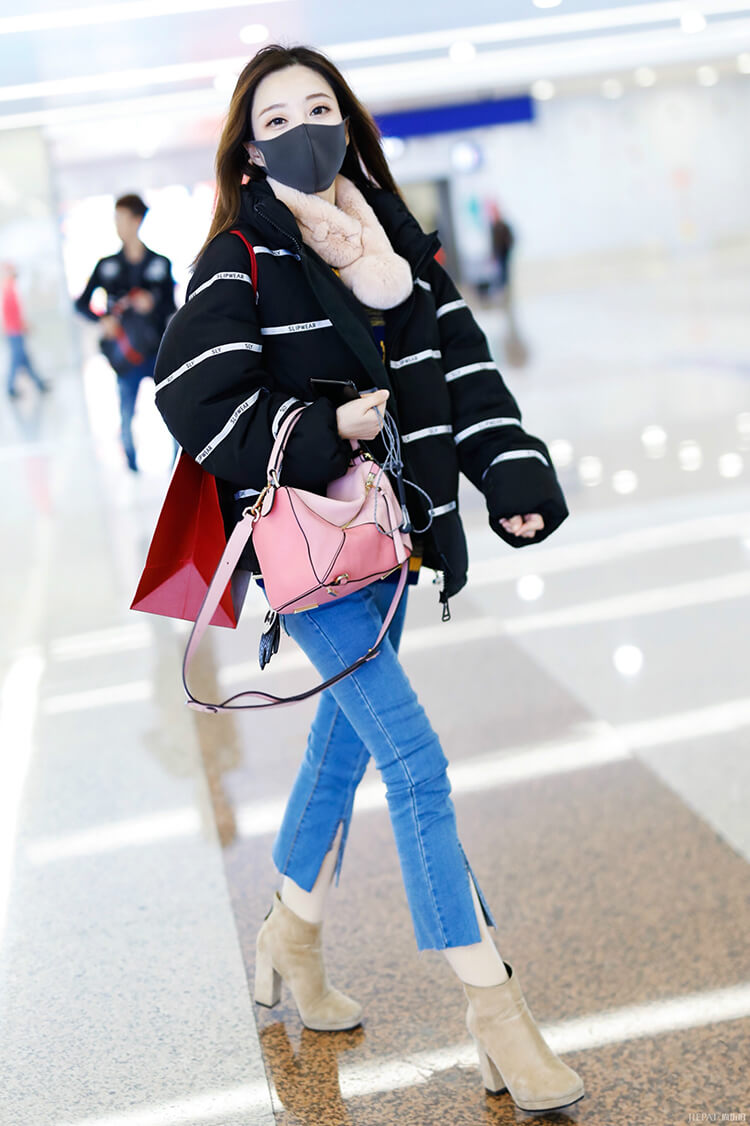 冯提莫腿细得过分牛仔裤里面穿肉色秋裤