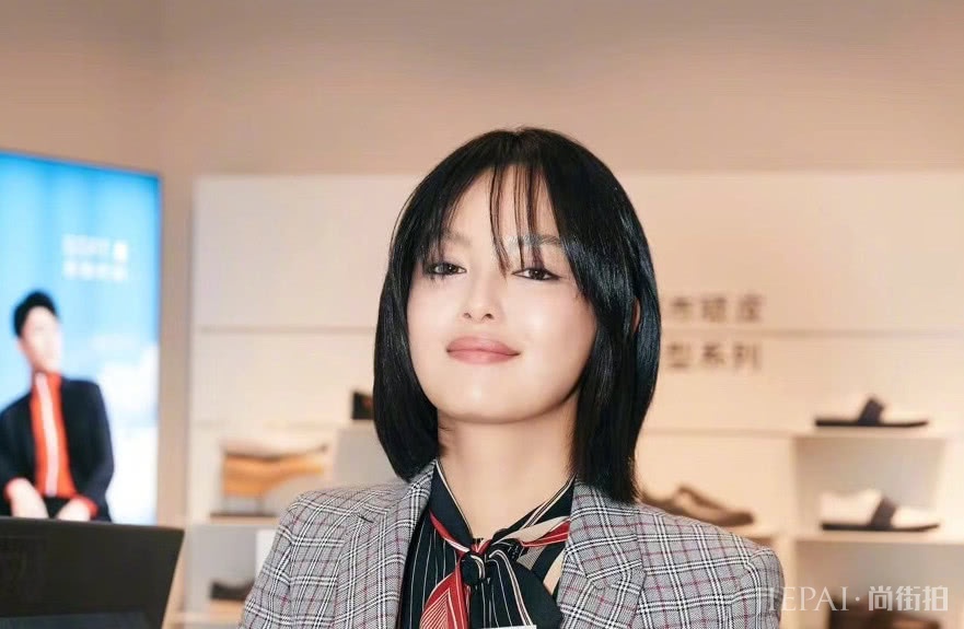 辛芷蕾烟熏妆还弄几根刘海，头一仰画面太辣眼了