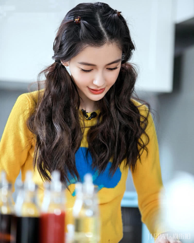 杨超越又扎双马尾了，气质变得更加甜美了