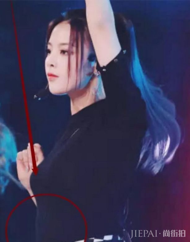 杨超越的“马赛克裙”,让人惊艳,网友:小可爱你的肚子怎么了?