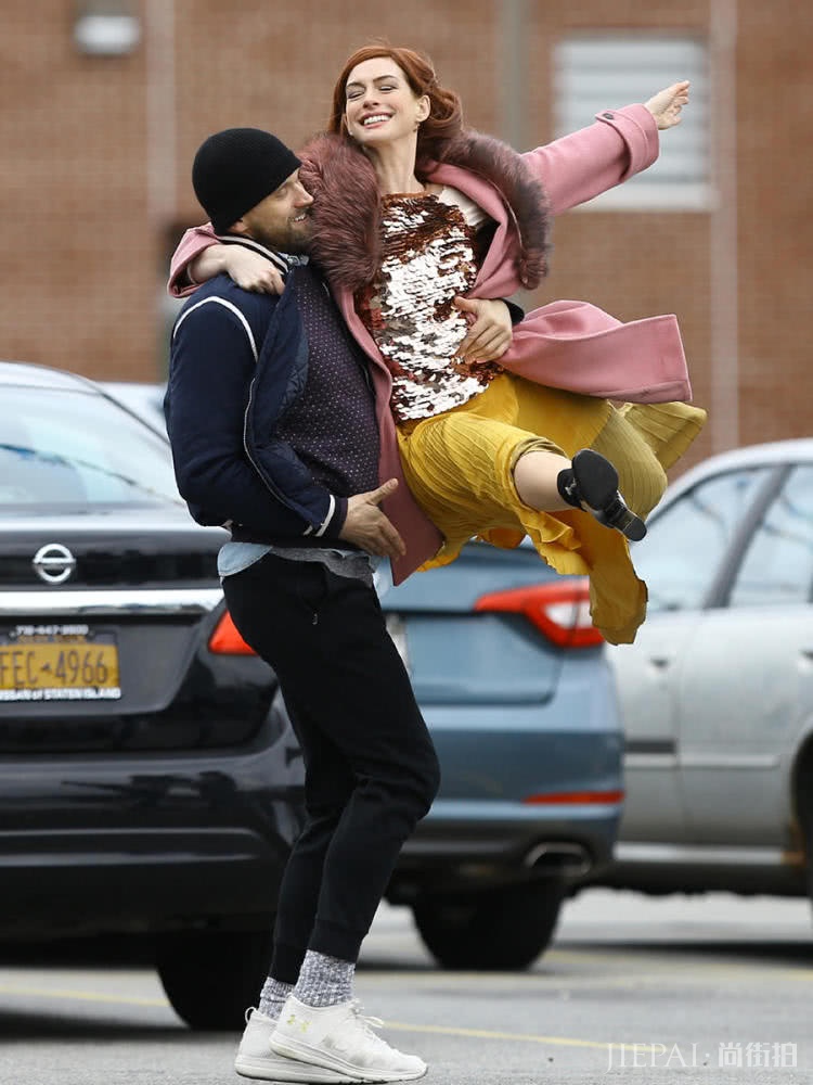 安妮海瑟薇街拍“放飞自我”，网友却爱上她的糖果色大衣