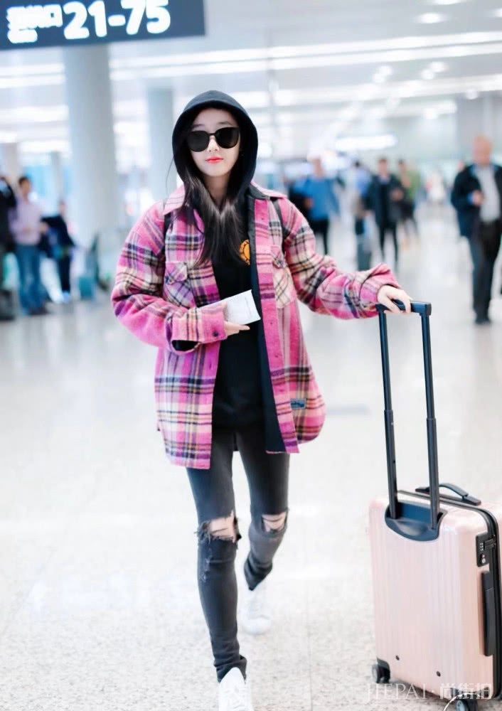 蒋梦婕机场街拍撞衫杨幂,穿同一款粉色格纹外套,美得像少女