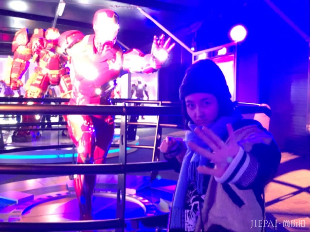 张子枫生活照曝光,摇身一变灵动鬼马的漫威女孩,太会穿衣了