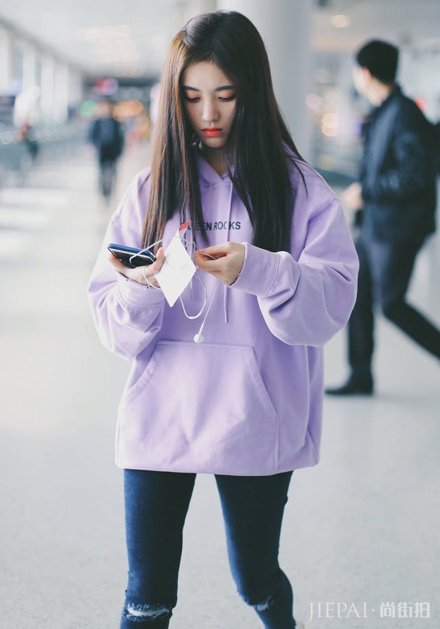 鞠婧祎不管是硬照还是生活照,都是很美的