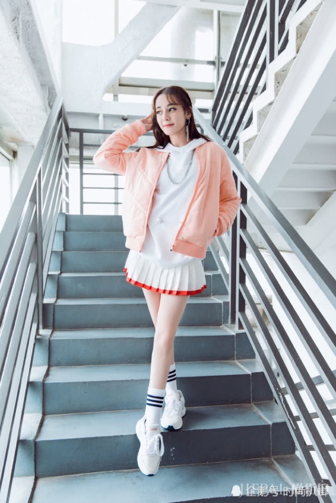 热巴和娜扎的冬日穿搭，一个比一个穿的少，圈粉无数