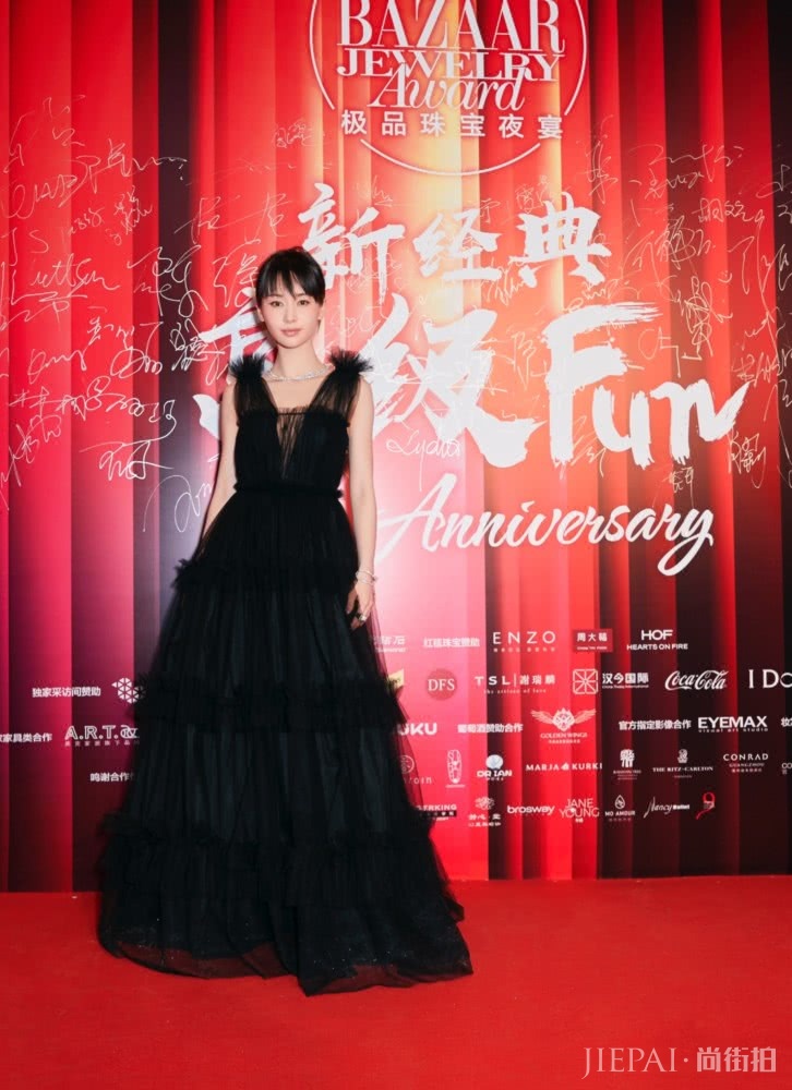 王子文黑色连衣裙穿出了高个子，显高穿搭学她就好