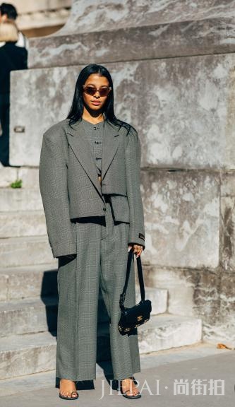 深灰色格纹大衣怎么搭配 沉稳大方全靠它