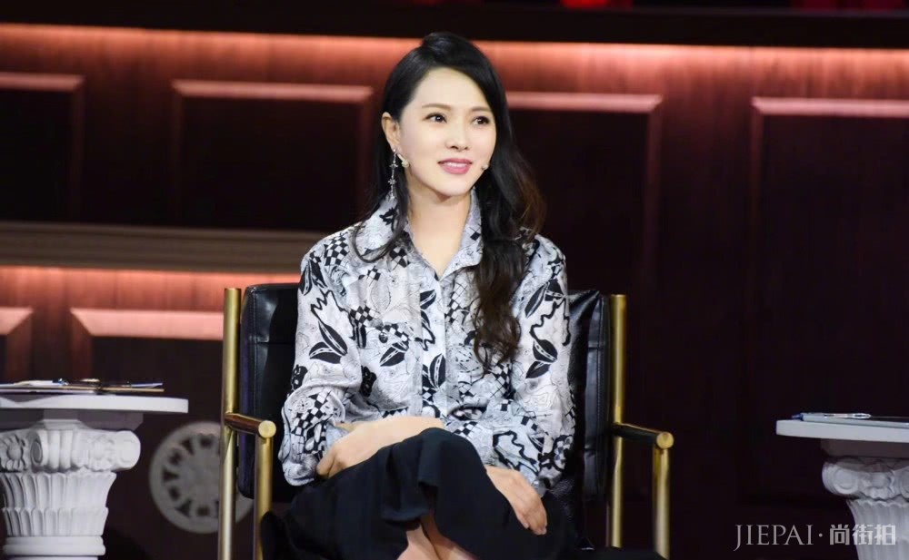伊能静参加综艺节目《超级演说家》,衬衫搭配黑裙优雅大方