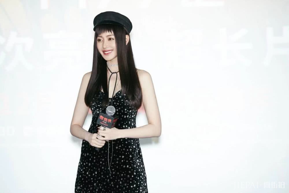 张天爱又换新发型,黑长直发剪眉上刘海,美得差点认不出